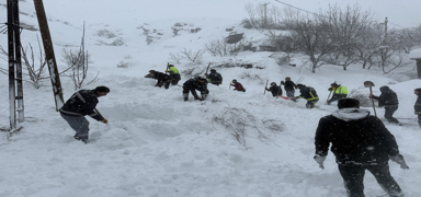 Van'da d��en ����n alt�ndan yaral� olarak kurtar�lan kad�n hastanede hayat�n� kaybetti