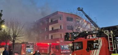 K���k�ekmece'de 3 katl� binada yang�n pani�i: �ok say�da ekip sevk edildi