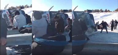 Kars'ta yolcu otob�s� devrildi! Yaral�lar var