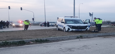 Adana'da polisten ka�an otomobil ekip arac�na �arpt�: 3 yaral�