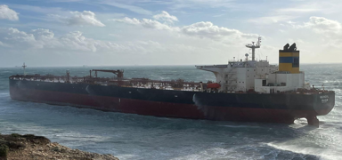 Bozcaada'da bo� ham petrol tankeri f�rt�na nedeniyle karaya oturdu