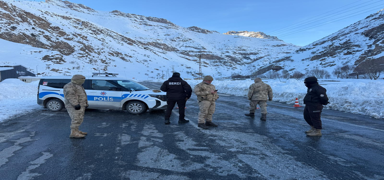 Karla m�cadele s�r�yor... Van-�atak kara yolu kontroll� olarak ula��ma a��ld�