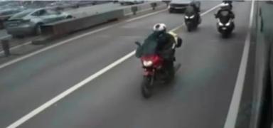 �iddetli r�zgarla m�cadele! Metrob�sler motosikletlilere siper oldu