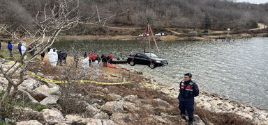 9 g�nl�k s�r perdesi araland�: Elif Kumal'�n cans�z bedeni ve arac� g�lette bulundu