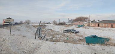 Erzurum'da otomobil �arampole devrildi: �l� ve yaral�lar var