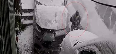 Kar topu oynayan �ocuk iki arac�n aras�nda kalmaktan son anda kurtuldu: �nan�lmaz kurtulu� kamerada