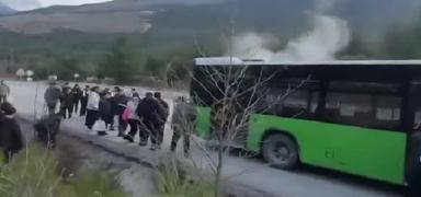 CHP'li belediyenin otob�sleri alev alev yand�: Yolcular kendini d��ar�ya zor att�