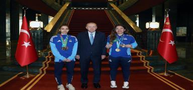 Cumhurba�kan� Erdo�an, milli tekvandocu Sude Yaren ve S�la Irmak Uzun�avdar'� kabul etti