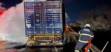 D�zce'de korkutan yang�n... Seyir halindeki t�r�n balatalar� tutu�tu