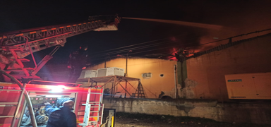 Fabrika alevlere teslim oldu: 1 i��i �ld�, onlarca i��i tahliye edildi