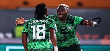 Osimhen, Lookman'�n �zerine y�r�d�