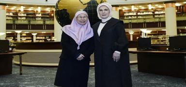 Emine Erdo�an, Malezya Ba�bakan�'n�n e�i Wan Azizah �smail ile bulu�tu: Kal�c� ba�lara ilham olsun