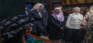 Malezya Ba�bakan�'n�n e�i Azizah �smail, Ankara'da Afrika El Sanatlar� Pazar� ve K�lt�r Evi'ni ziyaret etti