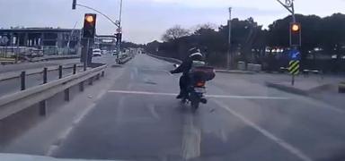 Motosikletli trafikte deh�eti ya�att�: K�rm�z� ���k dinlemedi, aynas�n� k�rd�