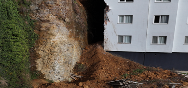 Trabzon'da toprak kaymas�: 6 katl� bina tahliye edildi