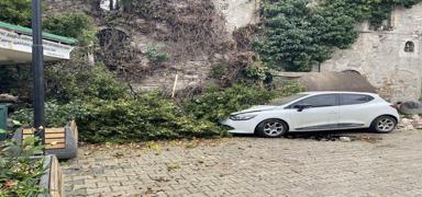 F�rt�na a�a�lar� yerinden s�kt�, cam balkonlar� k�rd�