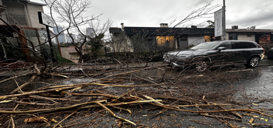 �stanbul'da etkili olan �iddetli f�rt�na hayat� olumsuz etkiliyor