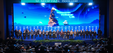 �stad'�n miras�na vefa! Necip Faz�l �d�lleri 12'nci kez sahiplerini buldu