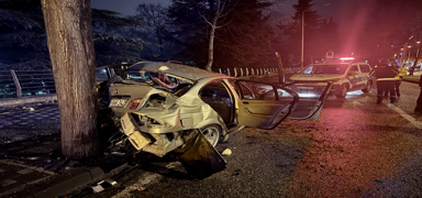 Bursa'da a�aca �arpan otomobildeki 2 ki�i a��r yaraland�