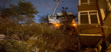 �ank�r�'da korkutan kaza... �arampole devrilmekten k�l pay� kurtuldu