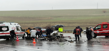 Ad�yaman'da yolcu otob�s� ile otomobilin �arp��t��� kazada 3 ki�i �ld�