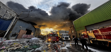 Mersin'de geri d�n���m fabrikas�n�n deposunda yang�n