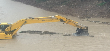 Mersin'de otomobil nehre d��t�