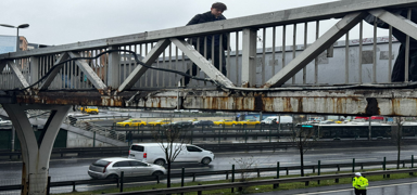 Bak�ms�z k�pr�den kopan demir arac�na sapland�