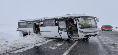 Kayseri'de cenazeye giden midib�s devrildi: �ok say�da yaral� ve �l� var