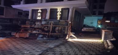 Park halindeki otomobilin �st�ne devrildi