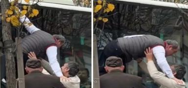 Trafikte gergin anlar: �ETT �of�r� camdan ��k�p kavga etti