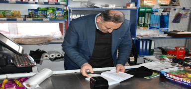 �erkezk�y'de bir hay�rsever, dar gelirli vatanda�lar�n bakkal bor�lar�n� �dedi