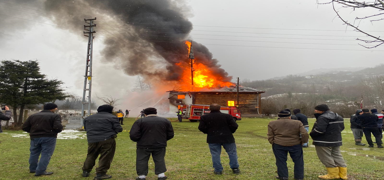 Karab�k'te tarihi cami alevlere teslim oldu