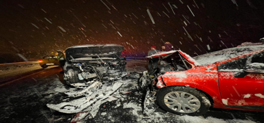 D�zce'de buzlanma kaza getirdi: 2 otomobil �arp��t�