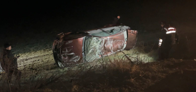 K�tahya'da tarlaya devrilen otomobildeki 1 ki�i �ld�, 1 ki�i yaraland�