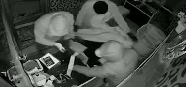 Maskelerle kuyumcu soygunu: 1,5 milyonluk vurgun saniye saniye kaydedildi