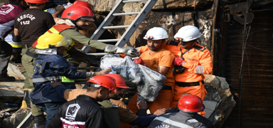 Pakistan'da AVM'de yang�n: �ok say�da �l� ve kay�p var