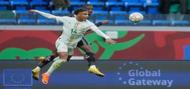 Senegalli 3 futbolcu hastaneye kald�r�ld�! Ismail Jakobs'tan olay a��klama