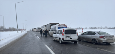 Sivas-Malatya kara yolu kar ve tipi nedeniyle ula��ma kapand�