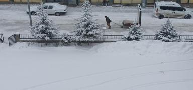 Kar kal�nl��� 15 santimetreye ula�t�: Ya��� etkisini s�rd�r�yor