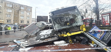 Ortal�k sava� alan�na d�nd�! Esenler'de �ETT otob�s� otoparka dald�