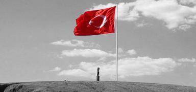 �anl� bayra��m�za hain sald�r�... Tepkiler pe� pe�e geldi: Hi�bir provokasyon cezas�z kalmayacak