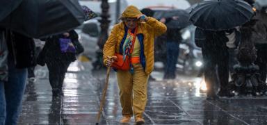 Bakanl�k'tan 14 ile 'sar� alarm': �emsiye almadan d��ar�ya ��kmay�n