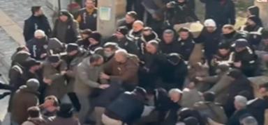 Nusaybin'de izinsiz g�steriye m�dahale: DEM'liler de y�r�y��e kat�ld�