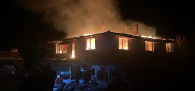 Bursa'da k�y evi yang�n�! Eski muhtar�n evi k�le d�nd�