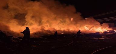 Tekirda�'da geri d�n���m tesisinde yang�n pani�i: Ekipler b�lgeye sevk edildi