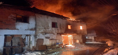 U�ak'ta iki katl� ev alev alev yand�