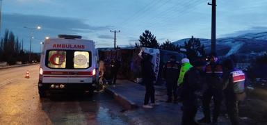 Yolcu otob�s� devrildi: �ok say�da yaral� var