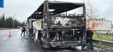 �stanbul y�n�nde trafik durdu! Yolcu otob�s� k�le d�nd�