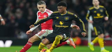 Arsenal evinde y�k�ld�, Manchester United'dan kritik galibiyet